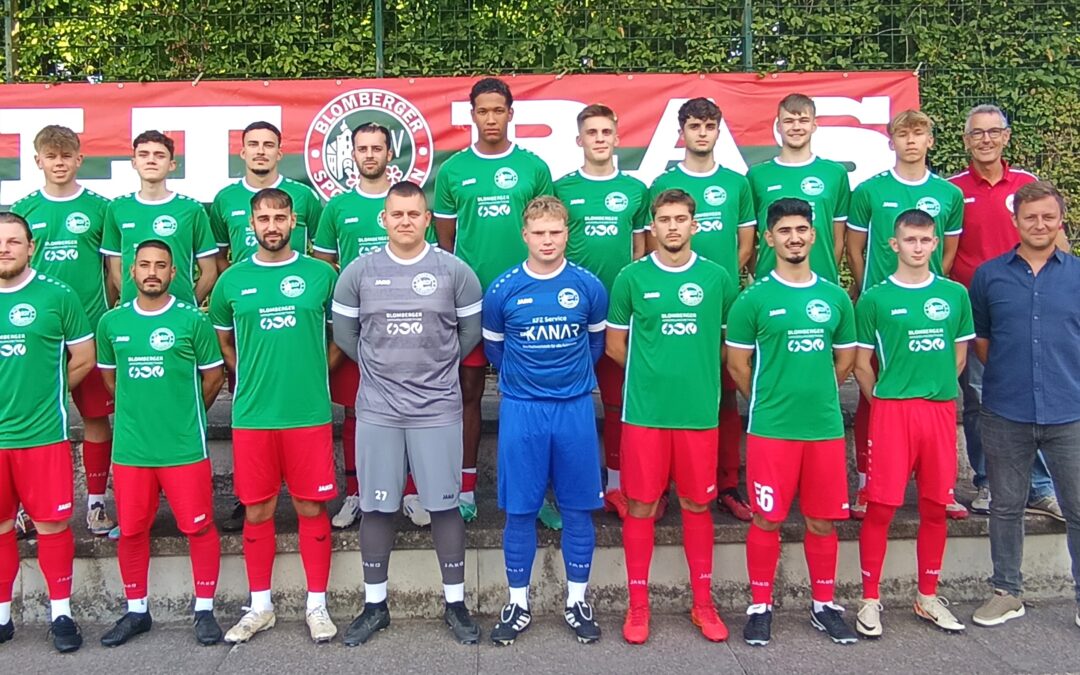 !B Mannschaftsbild der ersten Senioren des Blomberger SV in neuen Trikots