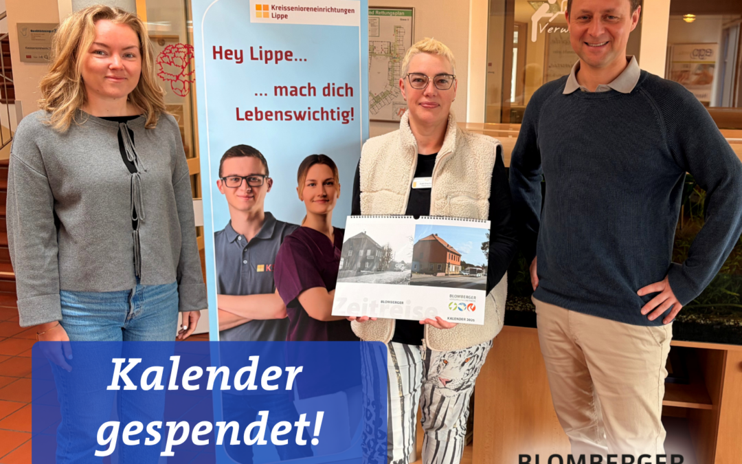 !B BVB-Mitarbeiterin Melina Fot und Vertriebsleiter Stefan Schöbel stehen neben Mitarbeiter der Kreissenioreneinrichtungen Lippe, die den Kalender hochhält