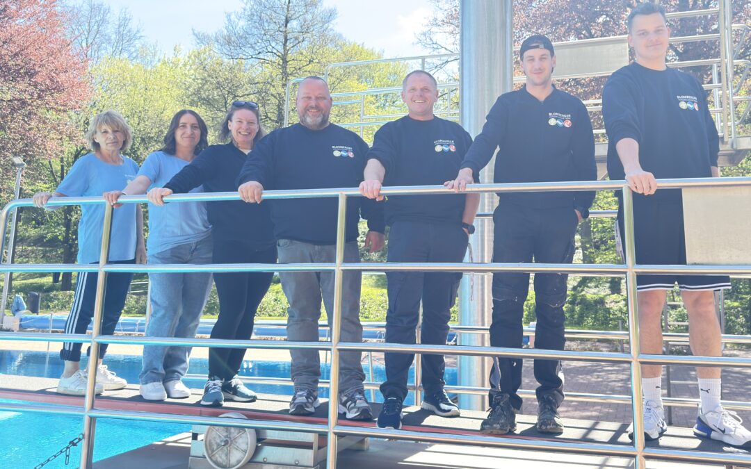 !B Das Freibadteam steht auf dem 1-Meter-Sprungbrett